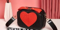 Снимка номер 3 за Мини-чанта-портмоне Сърце в червено и черно