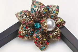 Снимка номер 1 за Брошка Роза перла и кристали